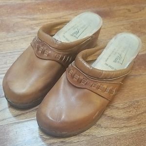 Beautiful brown vintage clogs by Town Flair